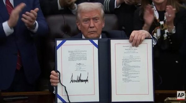 President Trump signs bill ending the US government shutdown President Trump signs bill ending the US government shutdown